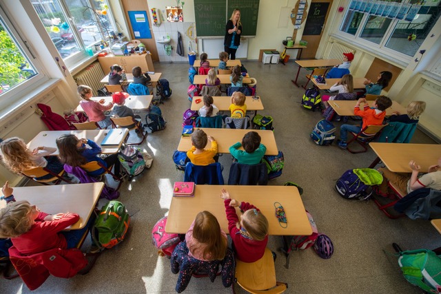 Schulen sollen nach den Sommerferien wieder komplett ffnen knnen.  | Foto: Robert Michael (dpa)