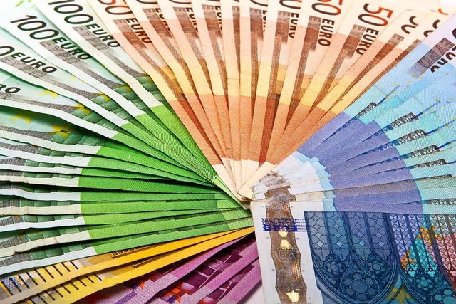 Der Bund pumpt sehr viel Geld in die Wirtschaft und den Konsum.  | Foto: joesphotostyle  (stock.adobe.com)