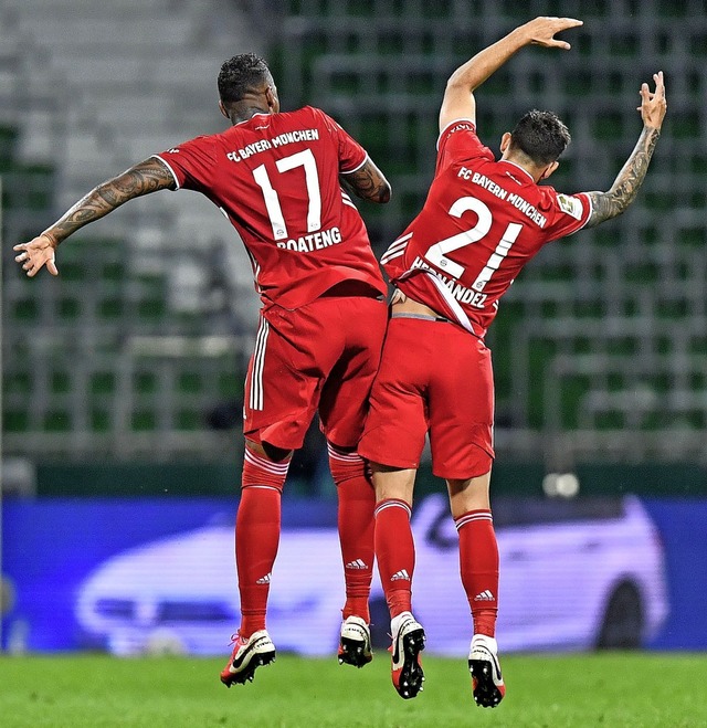 Meistersprnge: die Bayern-Profis Jerome Boateng und Lucas Hernandez  | Foto: Martin Meissner (dpa)