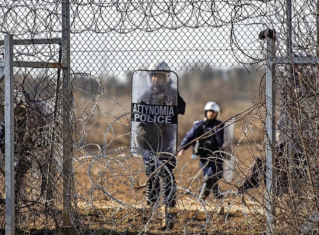 Kein Zutritt fr Migranten: ein griechischer Polizist an der Grenze zur Trkei  | Foto: Yasin Akgl (dpa)