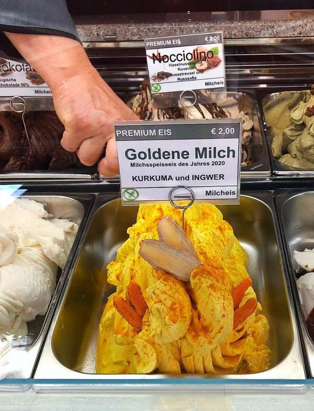 Goldgelbe Eiscreme, die &#8222;Goldene... liegt in der Auslage einer Gelateria.  | Foto: Gregor Tholl (dpa)