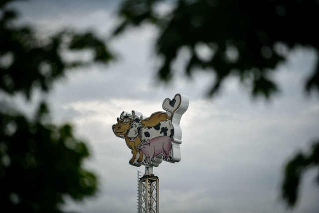Wurde am Mittwoch zugemacht: die Fleis...in Rheda-Wiedenbrck (Kreis Gtersloh)  | Foto: SASCHA SCHUERMANN (AFP)