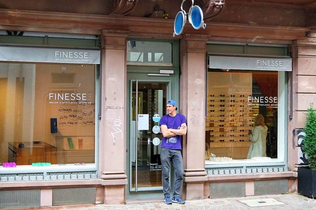 Der Freiburger Knstler Paul Ahl vor seinem Schaufenster in der Gerberau  | Foto: Paul Ahl