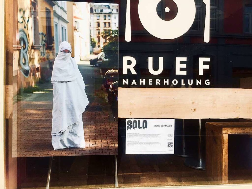 Im Fenster des Caf Ruef sind Arbeiten von Irene Schller zu sehen  | Foto: Jennifer Fuchs