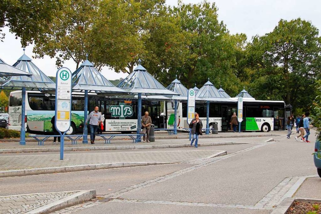 Der bergang zwischen Bus und Bahn am ...ieren die Umweltschtzer von der AGUS.  | Foto: Alexander Huber