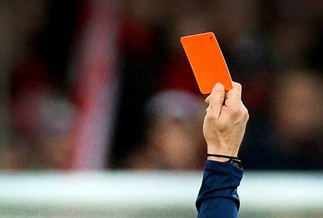 Schiedsrichter haben keinen einfachen ...enn sie die rote Karte zeigen mssen.   | Foto: Patrick Seeger (dpa)