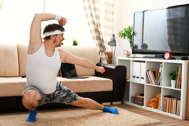 Sich beim Sporteln daheim ganz zuhause...die ber den Fernseher gestreamt wird.  | Foto: H_Ko  (stock.adobe.com)