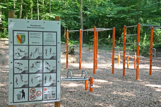 Die Absperrbnder hatte der Bauhof sch...auf ihrem Fitness-Parcours trainieren.  | Foto: Sebastian Krger