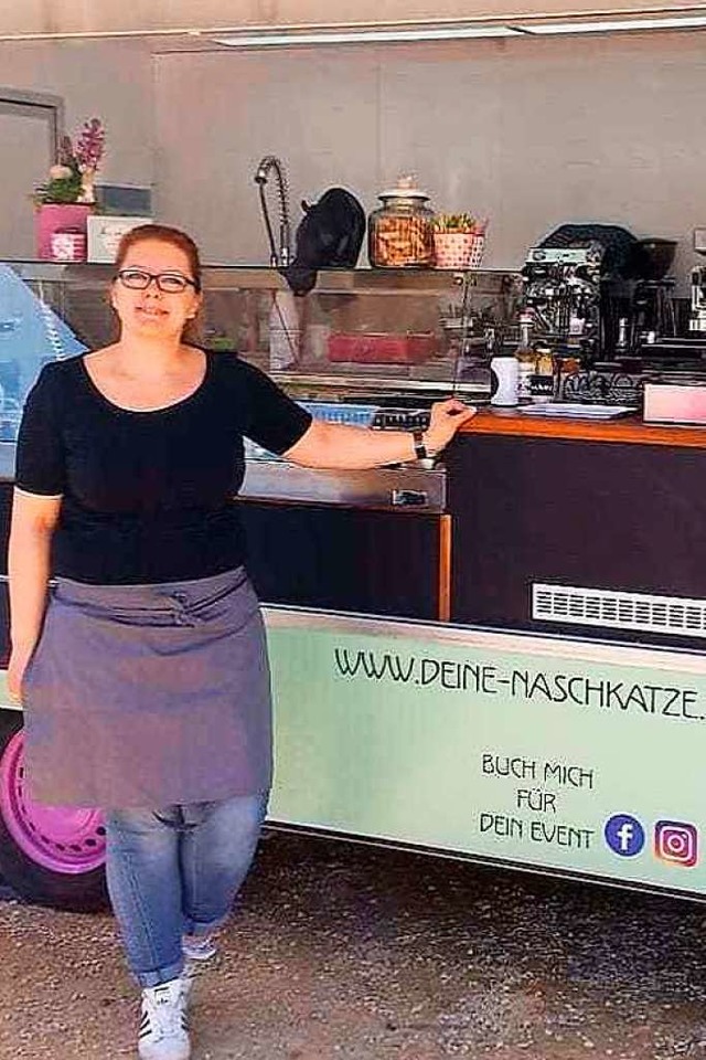 Cathrin Ottstadt vor ihrem mobilen Eis- und Waffelladen   | Foto: Maya Bergemann