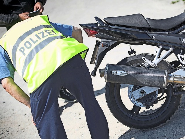 Mit Kontrollen versucht die Polizei, s...nter den Motorradfahrern aufzuspren.   | Foto:  Rumpenhorst, dpa