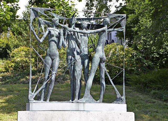 Frauen im Netz &#8211; die Skulptur en...onnen haben, in die Politik zu gehen.   | Foto: Horatio Gollin