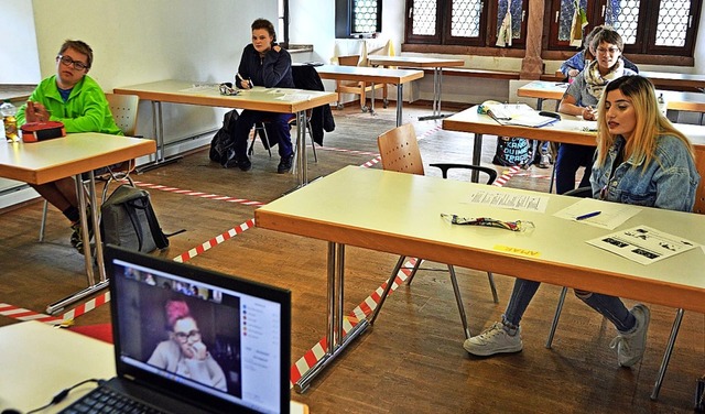 Im Unterrichtsraum  markieren rot-wei...ehmenden, andere sind per Zoom dabei.   | Foto: Gerhard Lck