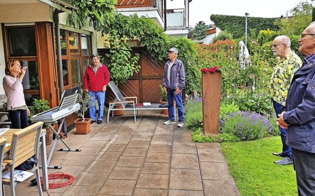 Der Gesangverein Fahrnau mit Dirigenti...von &#8222;Wir singen im Garten&#8220;  | Foto: Klaus Brust