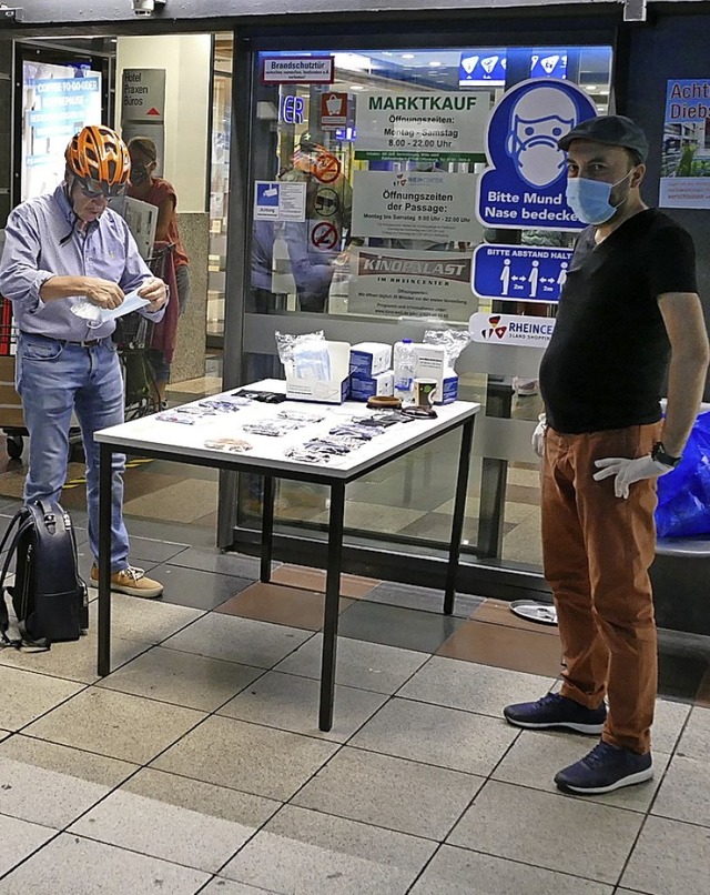 Am Rheincenter in Weil wird die Masken...olliert. Die Polizei hat mehr Arbeit.   | Foto: Ulrich Senf