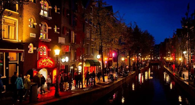 Menschen schlendern am Abend an einer ...ollen den Massen-Tourismus nicht mehr.  | Foto: Koen Van Weel (dpa)