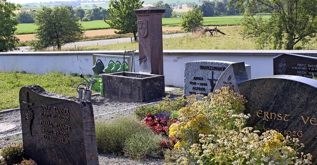 Viele Friedhfe &#8211; hier der Holze...211; eine Gebhr: Das gilt in Kandern.  | Foto: Victoria Langelott