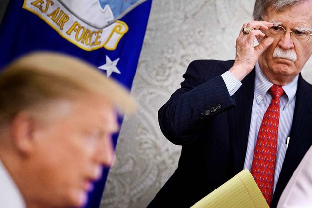 Ex-Sicherheitsberater John Bolton und US-Prsident Donald Trumo, 2019.  | Foto: BRENDAN SMIALOWSKI (AFP)