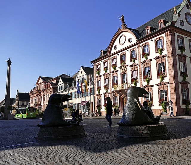 Das Offenburger Rathaus (o.), aber auc...errheinhalle, werden in Rot getaucht.   | Foto: Helmut  Seller