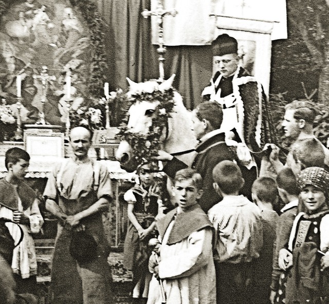 Das erste Eulogiusfest 1934 mit Pfarre...den Ministranten Lindner und Haderer.   | Foto: Archiv Haderer