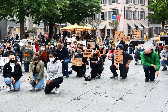 Etwa hundert Menschen protestierten am Freitag in Lrrach gegen Rassismus.  | Foto: Barbara Ruda