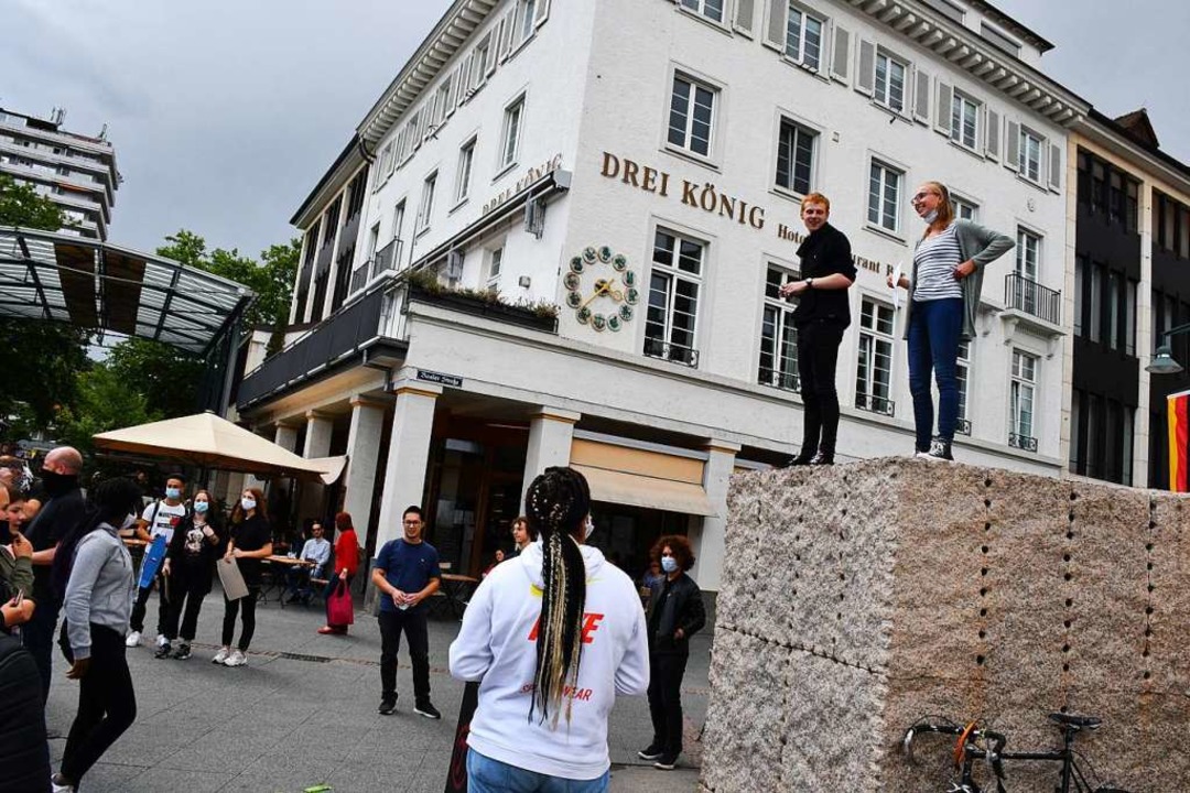 Etwa hundert Menschen protestierten am Freitag in Lörrach gegen Rassismus.  | Foto: Barbara Ruda