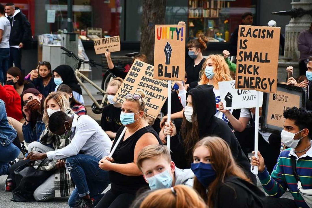Etwa hundert Menschen protestierten am Freitag in Lörrach gegen Rassismus.  | Foto: Barbara Ruda