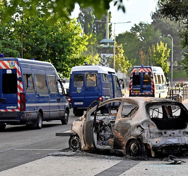 Ausgebranntes Auto im Banlieue Les Gresilles  | Foto: PHILIPPE DESMAZES (AFP)