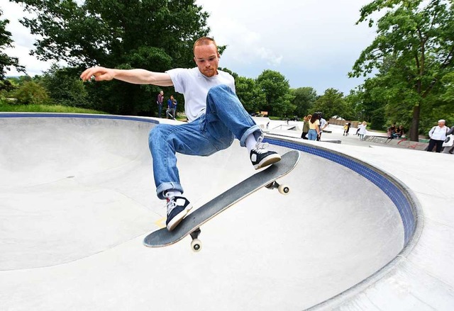 Christopher Hellstern von &#8222;Skate...weiht den neuen Skatepark gekonnt ein.  | Foto: Rita Eggstein