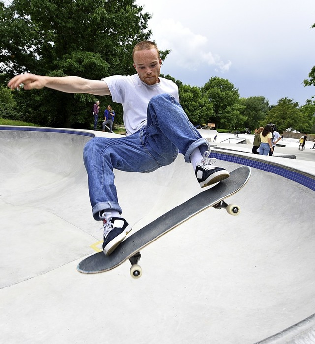 Christopher Hellstern von &#8222;Skate...weiht den neuen Skatepark gekonnt ein.  | Foto: Rita Eggstein