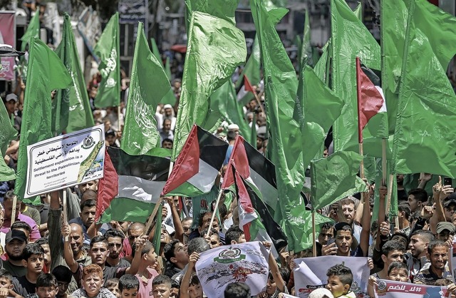 Protest gegen die Annexion:  Unterstt... Hamas-Bewegung nehmen an Marsch teil.  | Foto: Mohammed Talatene (dpa)