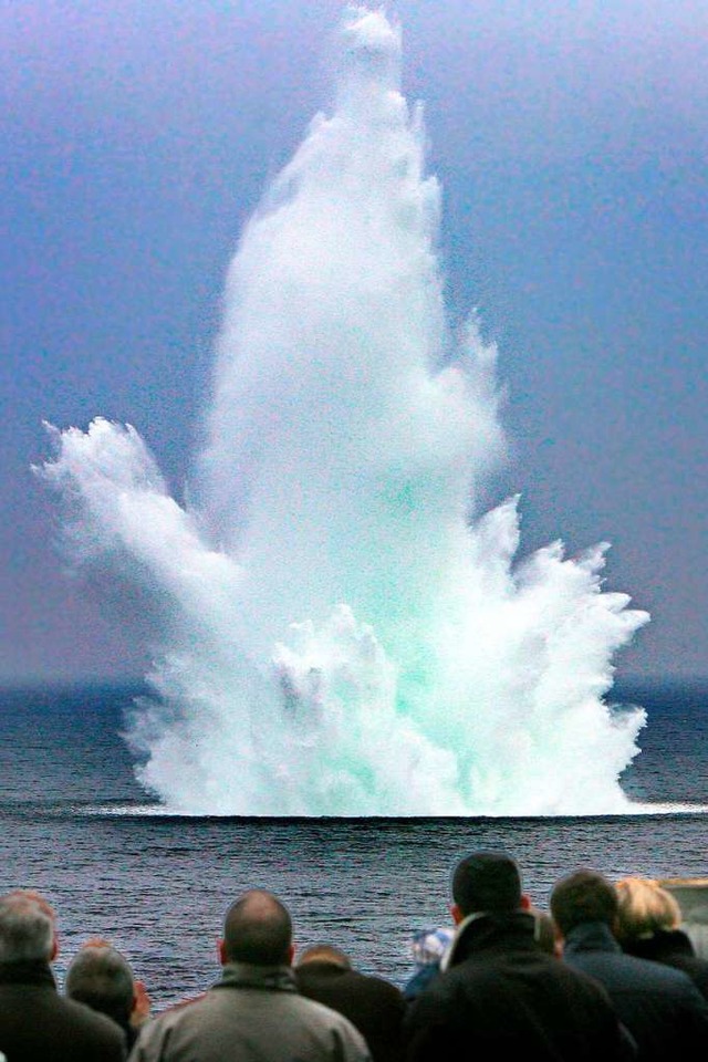 Sprengung einer US-amerikanischen Fliegerbombe im Hafen von Sassnitz auf  Rgen  | Foto: Bernd Wstneck