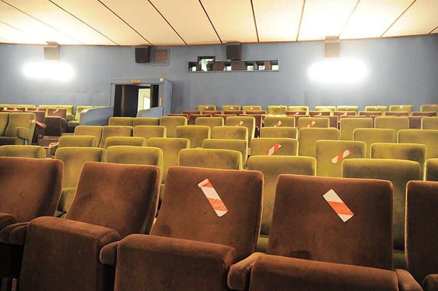 Manche  Sitze sind mit Klebeband abgesperrt.  | Foto: Nicolai Kapitz