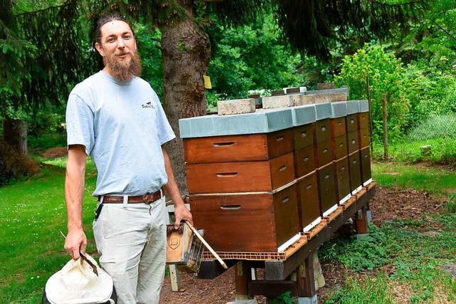 Stewart Baker vor einem Teil seiner Bienenstcke.  | Foto: Andrea Steinhart