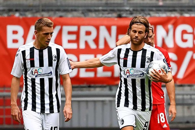 Verhaltene Freude: Lucas Hler (rechts...n dritten Treffer gegen den FC Bayern.  | Foto: Sven Hoppe (dpa)