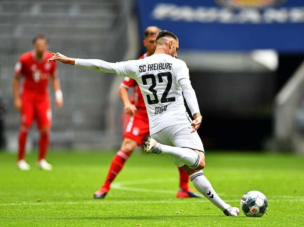 Gegen den FC Bayern Mnchen verliert der SC Freiburg mit 1:3 und verpasst wegen der Ergebnisse der Konkurrenz die Europa League. Die Bilder zum Spiel.