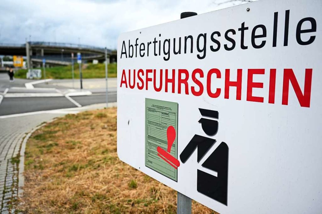 Der Zoll an der Schweizer Grenze bekom...ürfen wieder in Deutschland einkaufen.  | Foto: Felix Kästle (dpa)