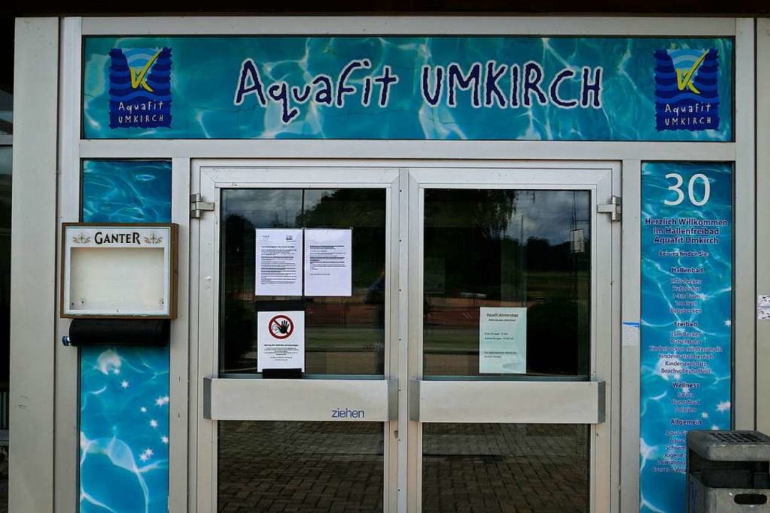 Seit über drei Monaten zu: der Eingang ins Aquafit Umkirch. 