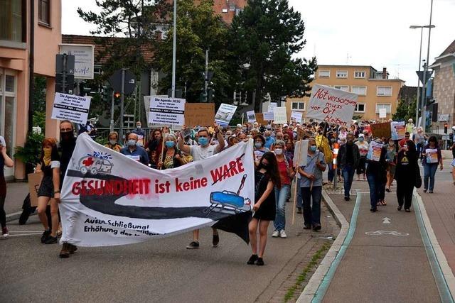 Demo: 500 Menschen protestieren gegen Klinik-Pläne