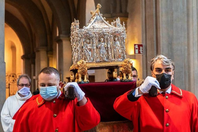 Stellvertretend fr die gesamte Gemein...asius und Protasius durch das Mnster.  | Foto: Martin Hau