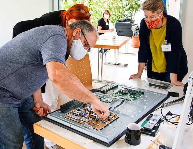 Organisatorin Delia Kuhnert (rechts) b..., obwohl sie eine Reparatur wert sind.  | Foto: Paul Eischet