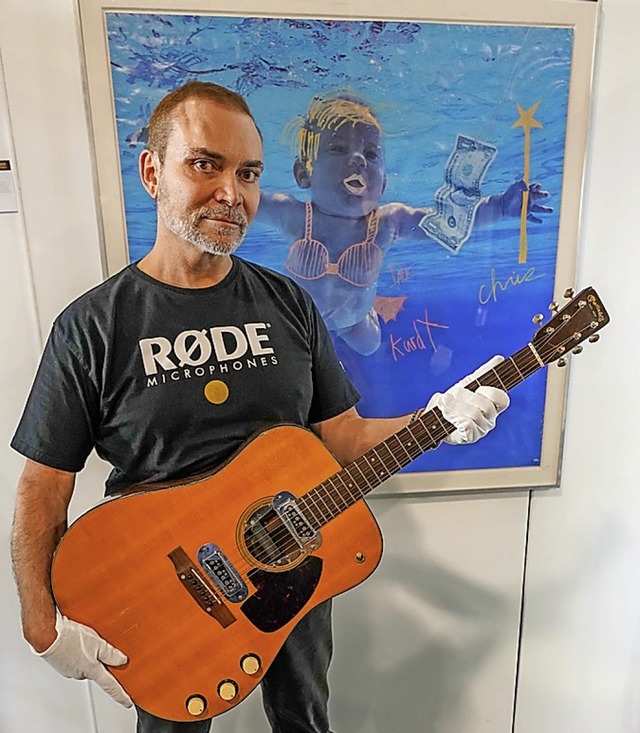 Peter Freedman mit  Rekord-Gitarre  | Foto: Julien's Auctions (dpa)