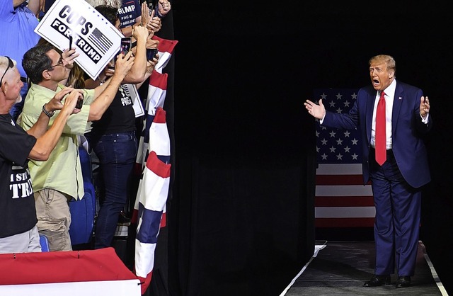 Trump bei seiner Ankunft in der Sporthalle in Tulsa   | Foto: NICHOLAS KAMM (AFP)