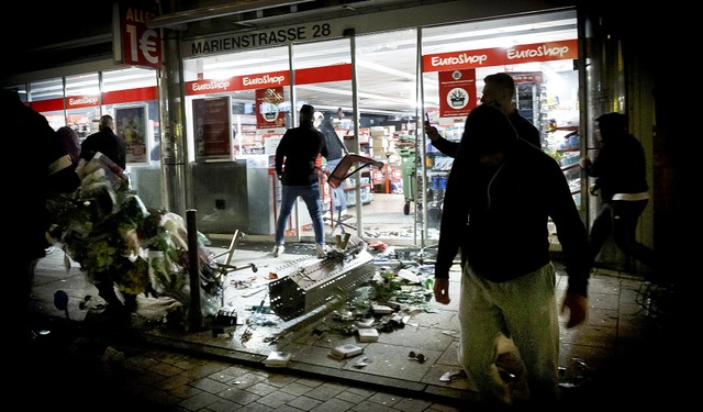 Ein geplndertes Geschft in der Stutt... um die Lage in den Griff zu bekommen.  | Foto: Julian Rettig (dpa)