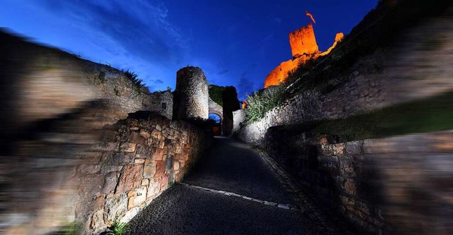 Burg Rtteln wird am Montag in rotem L...8222;Ansichten&#8220; von Juri Junkov.  | Foto: Juri Junkov