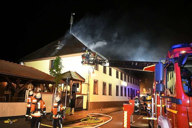 Die Feuerwehren im Einsatz  | Foto: Wolfgang Knstle