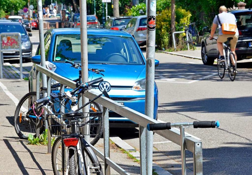 Parkende Autos machen die Straenberq...Kinder oft gefhrlich unbersichtlich.  | Foto: Michael Bamberger