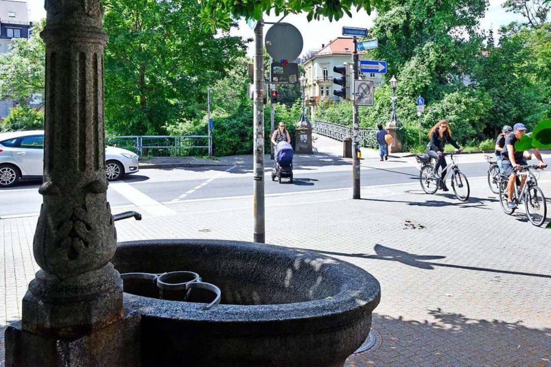 Die bergnge ber die Dreisam lobten ...Brunnen auch Schatten und Erfrischung.  | Foto: Michael Bamberger