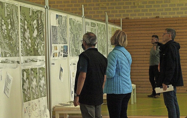 Kritische Blicke und fachliche Gesprc...Wochenende wurden die Plne  gezeigt.   | Foto: Karin Stckl-Steinebrunner