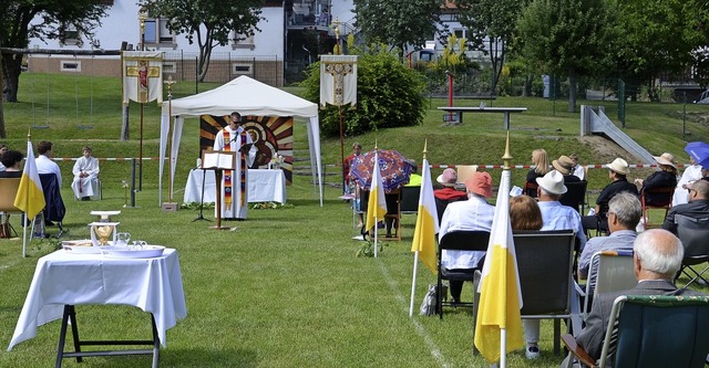 Eucharistiefeier zum Patrozinium der P...tand auf dem Platz vor der Schulhalle.  | Foto: Roland Vitt