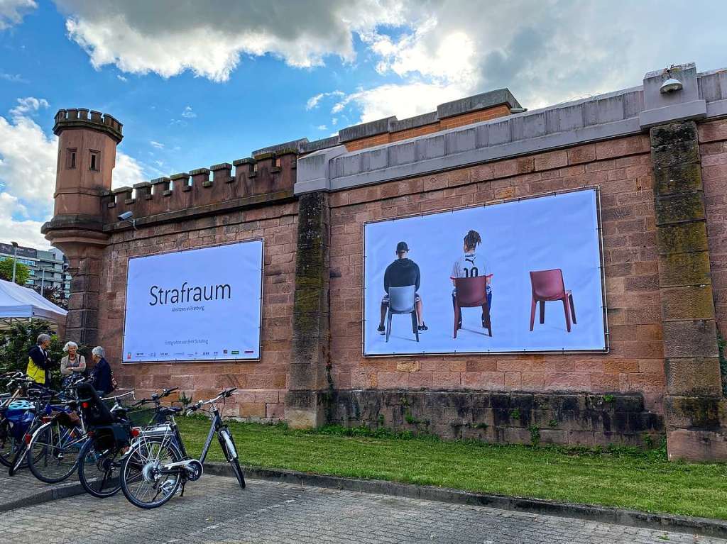 An den Auenwnden der Justizvollzugsanstalt Freiburg geben Fotos einen Einblick in den Gefngnisalltag.